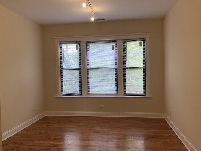 Building Photo - 1303 W Columbia Ave