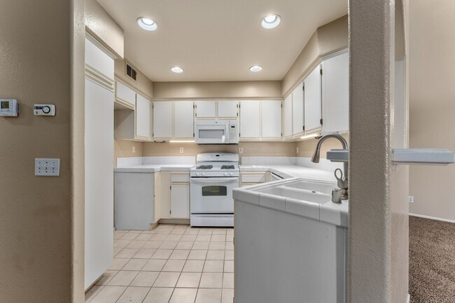 Building Photo - 1010 S Farralon Ln