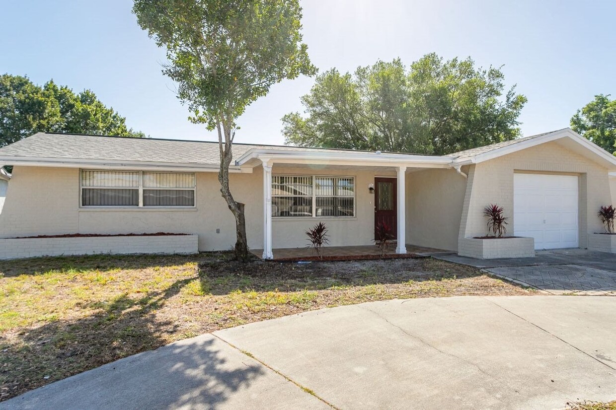 Primary Photo - Spacious 3/2/1 in Port Richey