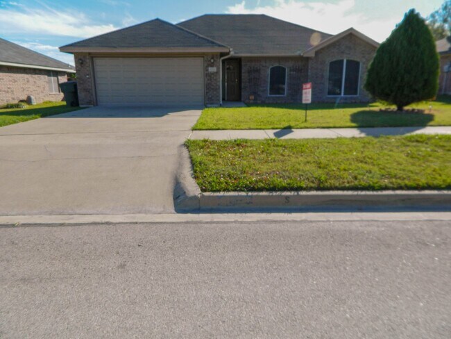 Foto del edificio - This 4 bedroom 2 bath home is conveniently...