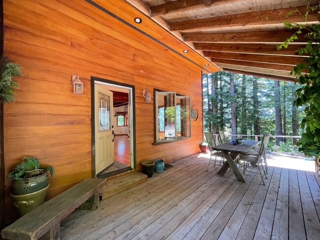Building Photo - Two + bedroom 2 bath Private home on Three...