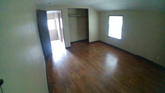 Dormitorio en la parte trasera de la casa - 2718 Roseland Ave