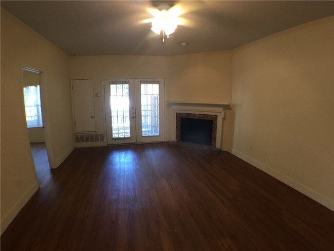 Building Photo - 2100 San Gabriel St