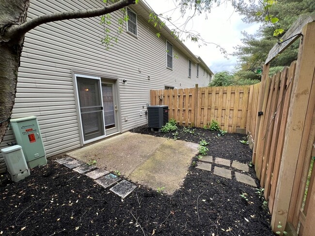 Building Photo - Beautiful 2 bedroom condo available July 2...