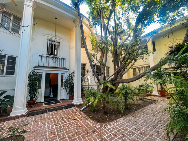 Foto del edificio - 1241 N Crescent Heights Blvd