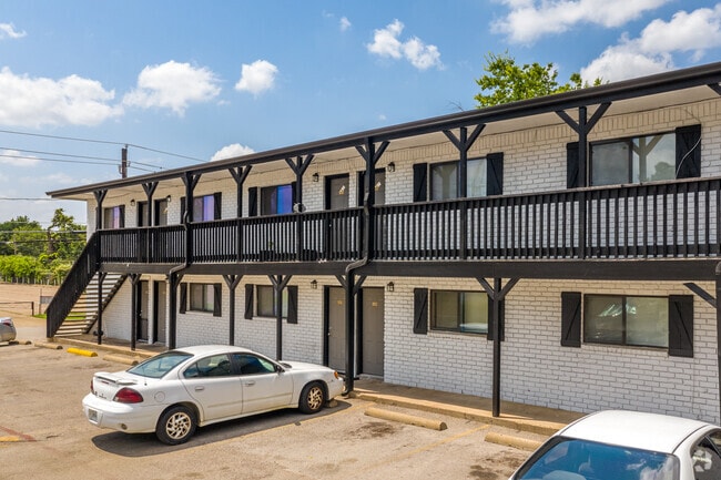 Building Photo - Oak Street Flats: Ranch Style Fully Remodeled Come Check Us Out