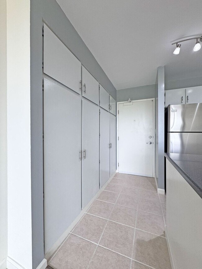 Building Photo - Pearl Regency