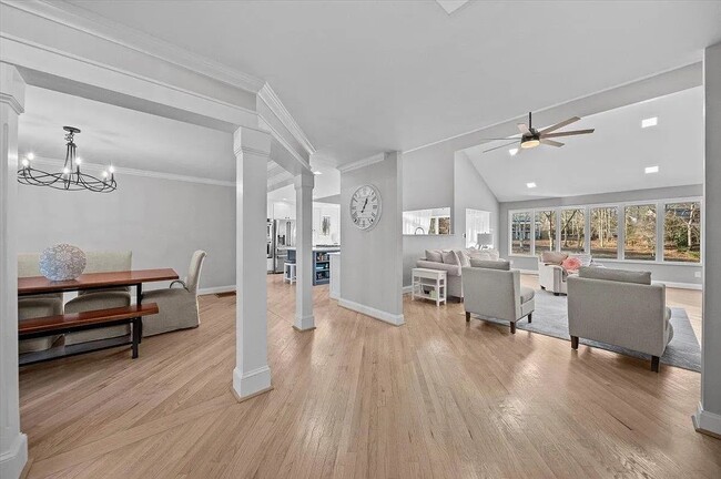 Building Photo - 353 Twin Oaks Dr