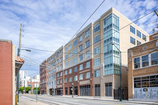 200 vista de la calle - 200 Edgewood | Student Housing