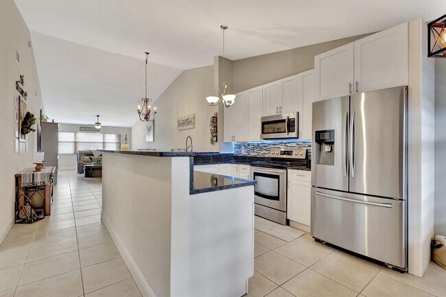 Foto del edificio - 4693 Lucerne Lakes Blvd E