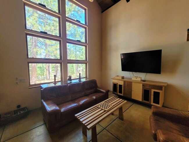 Foto del edificio - Custom Home Steps From Big Bear Lake