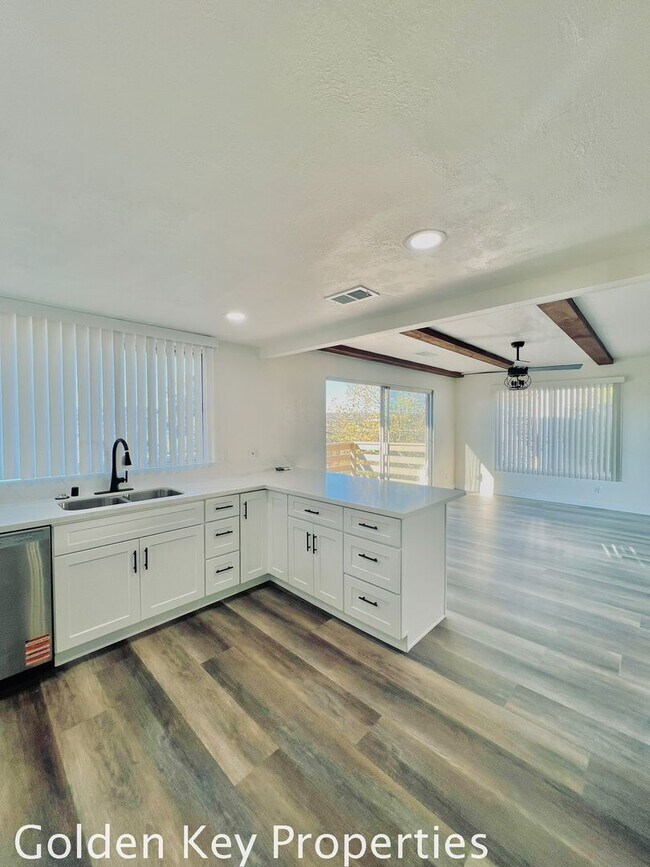 Foto del edificio - Welcome to this stunning duplex located in beautiful Bonsall!