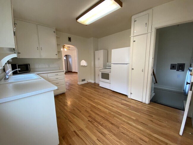 Foto del edificio - 216 E 6th St