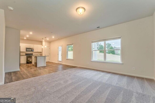 Building Photo - 8 Majestic Oaks Way NE