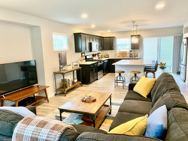 Large open floor plan living room - 5514 Spring Tide Way