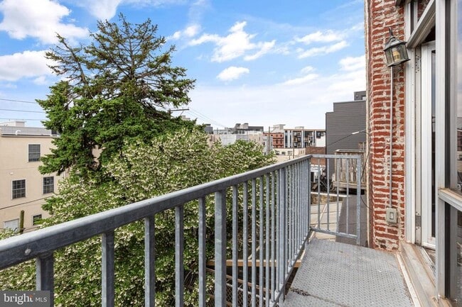 Foto del edificio - 1704 W Girard Ave