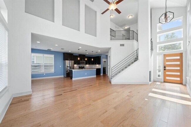 Building Photo - 1406 Casa Dr