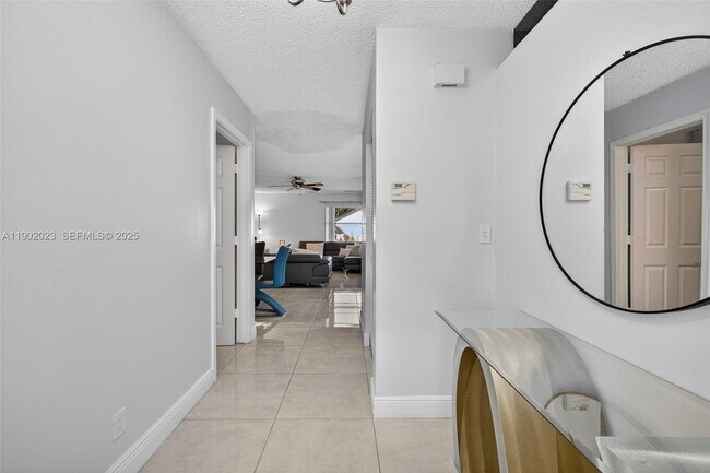 Foto del edificio - 100 Miramar Ave