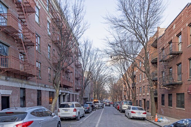 Contexto - 2316-2324 Beaumont Ave