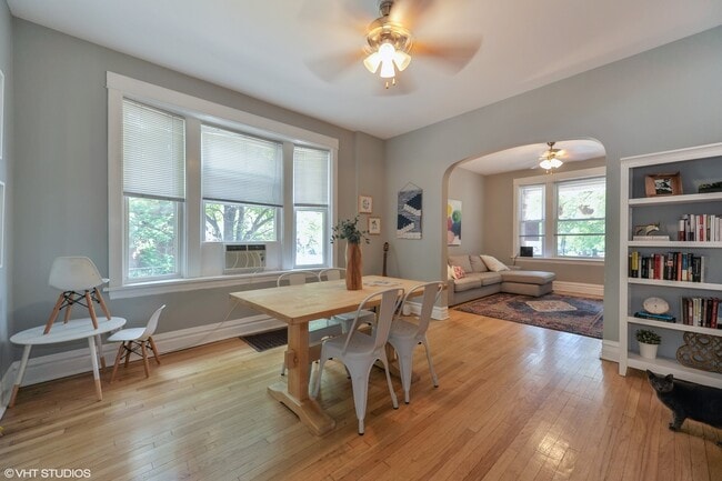 Building Photo - 4258 N Damen Ave
