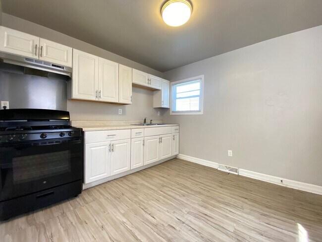 Foto del edificio - 3 Bedroom Home In Gary
