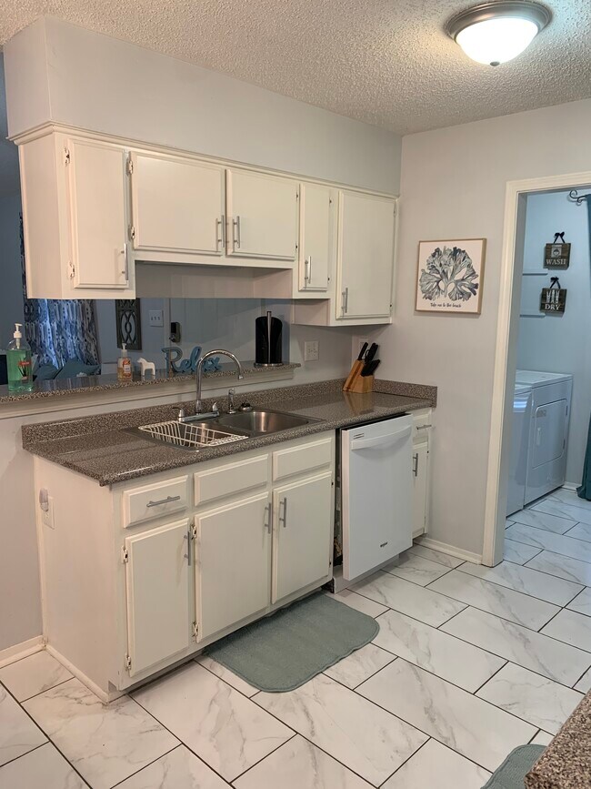 Building Photo - 4585 Summer Creek N