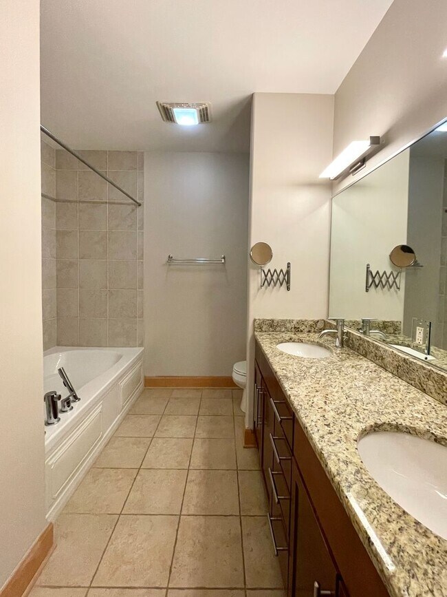Foto del edificio - Luxury Top-Floor Condo for Rent