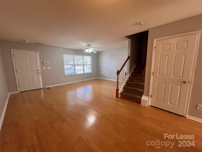 Building Photo - 207 Primrose Walk