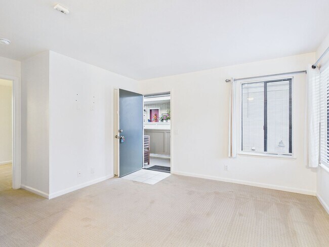 Foto del edificio - Upstairs 1 bedroom condo now available at Cypress Park