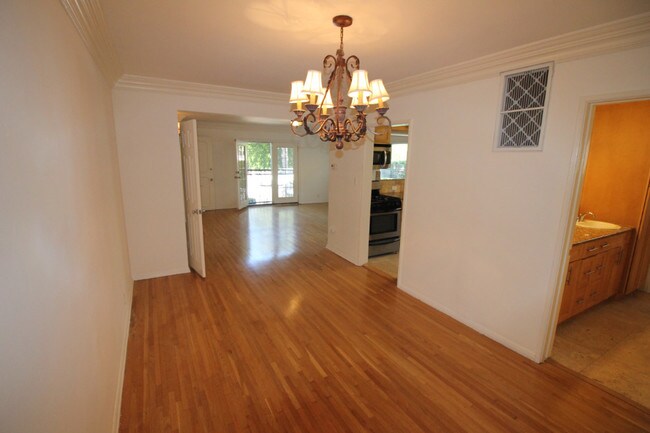 Building Photo - 432 S Doheny Dr