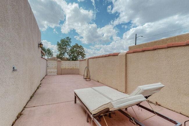 Building Photo - 520 Ortiz Dr NE