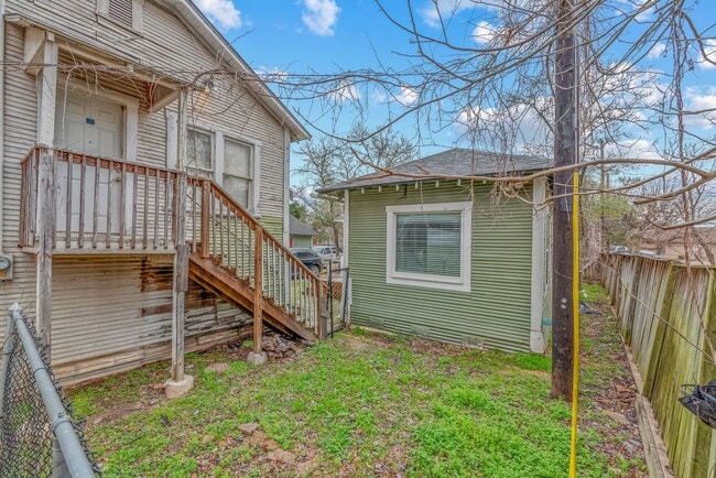 Building Photo - August Move In! 1 Bed, 1 Bath Garage Apartment near Downtown Bryan
