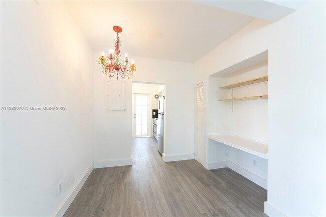 Foto del edificio - 8630 Byron Ave