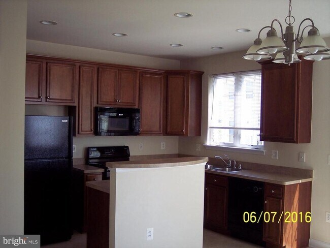 Building Photo - 731 Chevington Ct