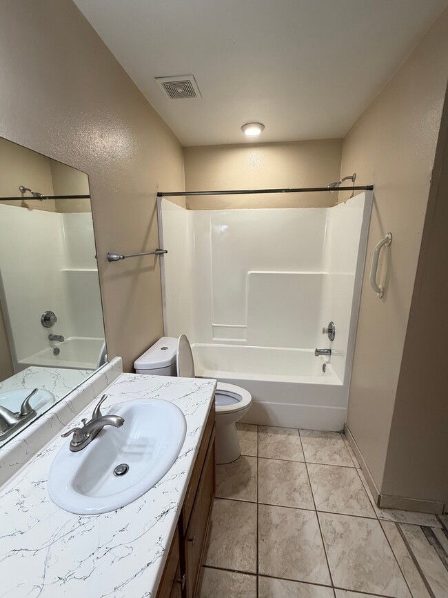 Building Photo - 811 Cloyd Dr