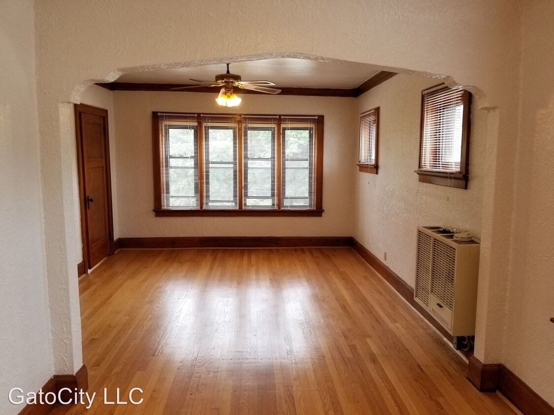 Primary Photo - 5231 S Lake Dr