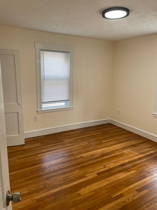 Building Photo - 139 River St