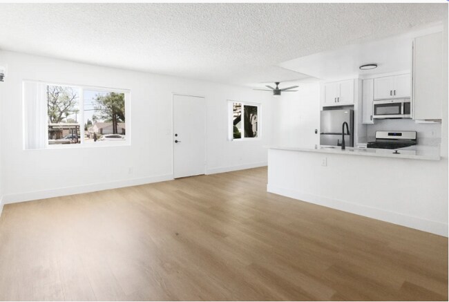 Foto del edificio - 13922 Sayre St, Sylmar, CA 91342