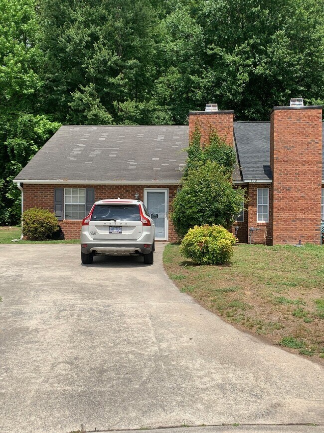 Building Photo - 1100 Holden Dr