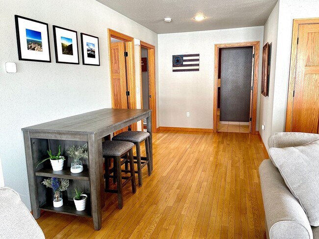 Foto del edificio - 3 Bed, 2 Bath Duplex in Hillsboro
