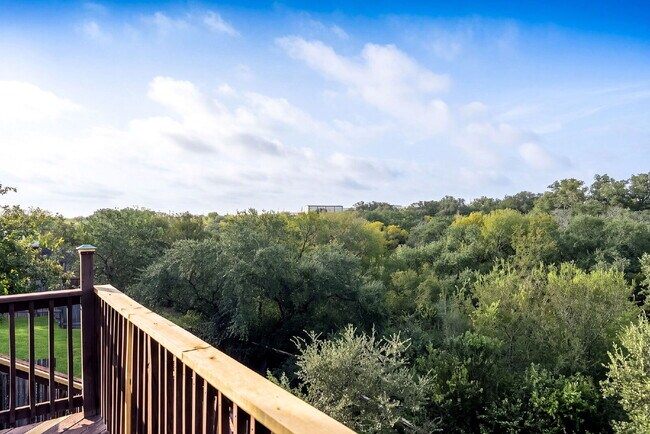 Building Photo - VIEWS VIEWS VIEWS! Ask about our rent incentives and Book your self guided tour today!