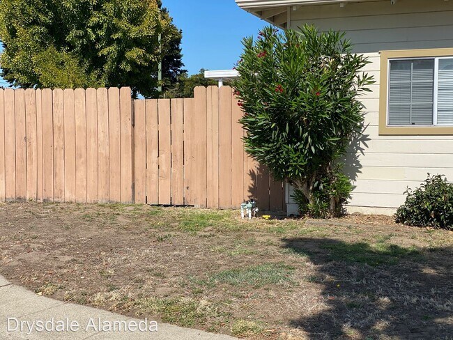 Building Photo - 3 br, 2 bath House - 1035 Begonia Drive
