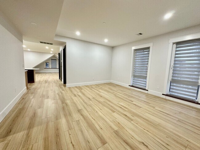 Foto del edificio - Luxurious 5-bed/4 bath Fort Hill apartment near Near BU and Northeastern - great location!