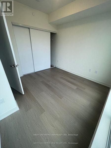 Photo du bâtiment - 859 The Queensway