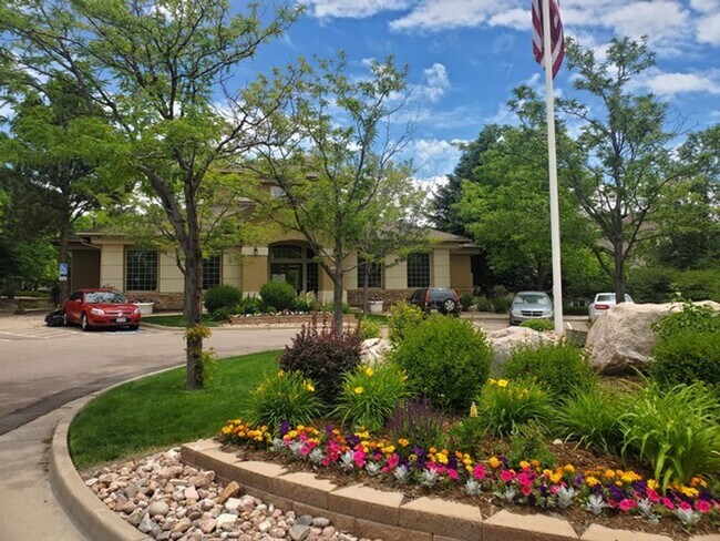 Building Photo - Updated 3 bedroom townhome with easy access to Powers Corridor!