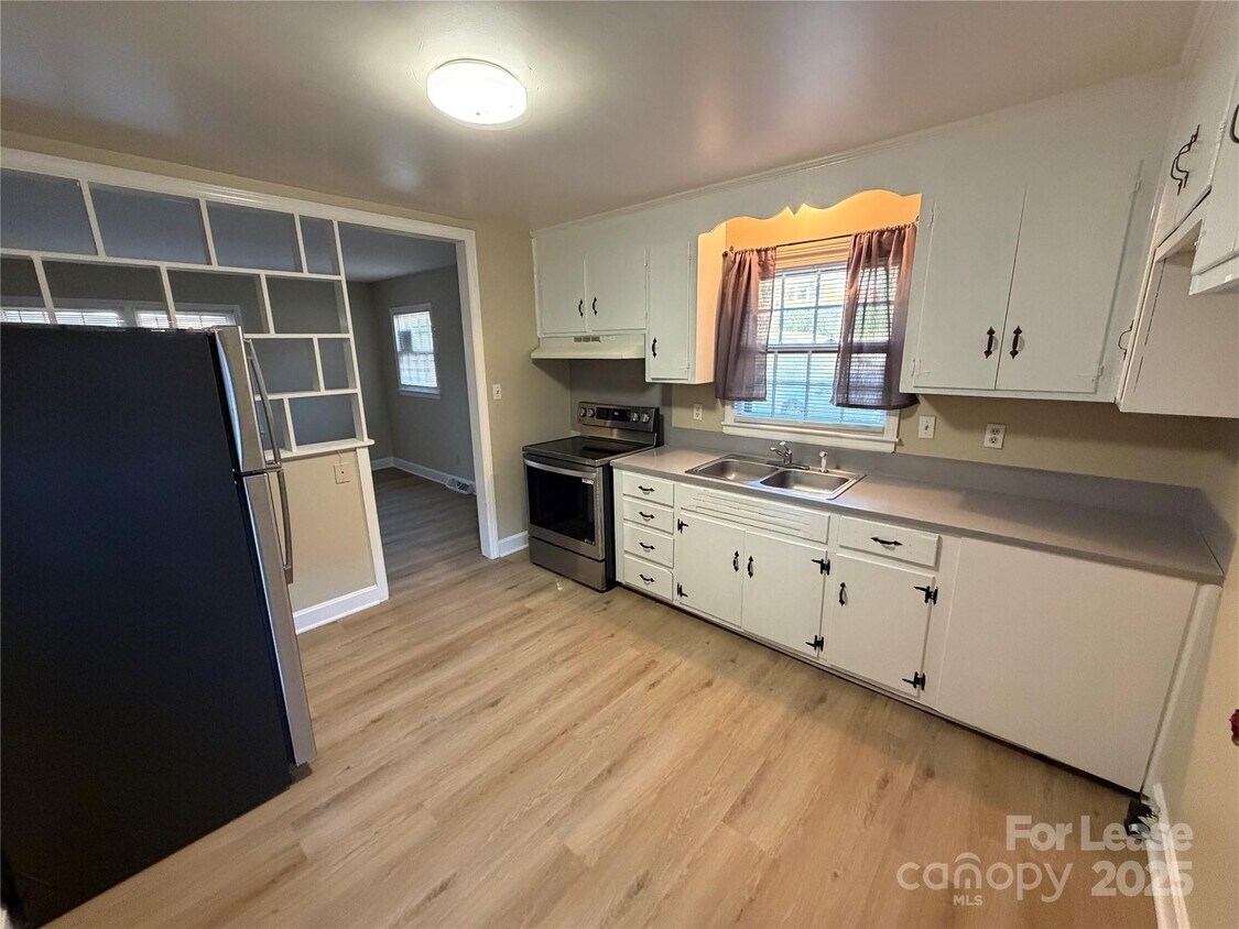 Foto principal - 3728 Dresden Dr E