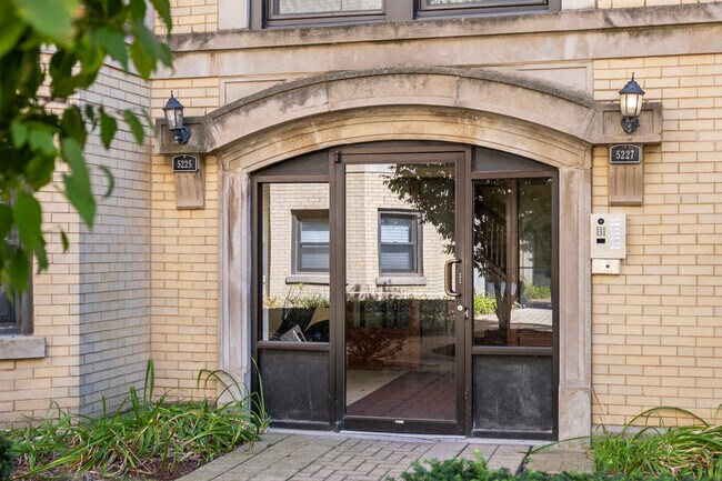 Foto del edificio - 5227 S Drexel Ave