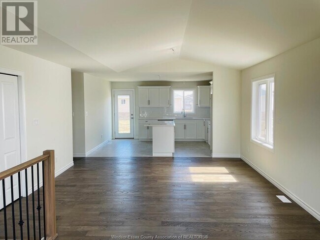 Building Photo - 385 Hemlock Ln