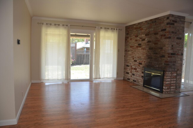 Building Photo - Updated Concord 3 bed/2 bath located close...
