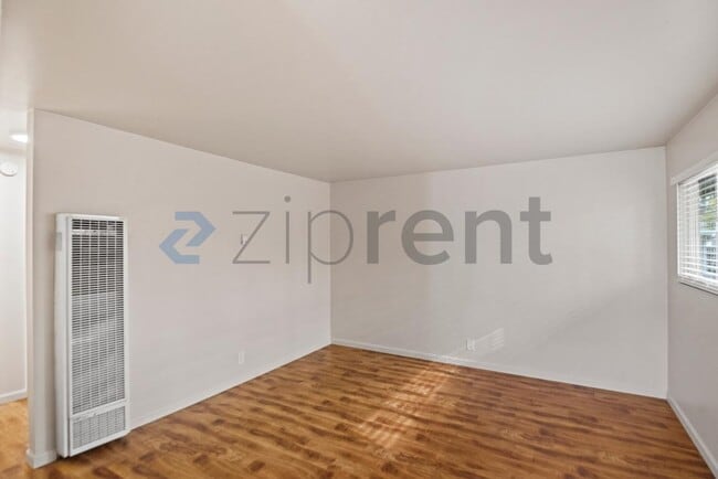 Building Photo - 1371 Vía Dondera